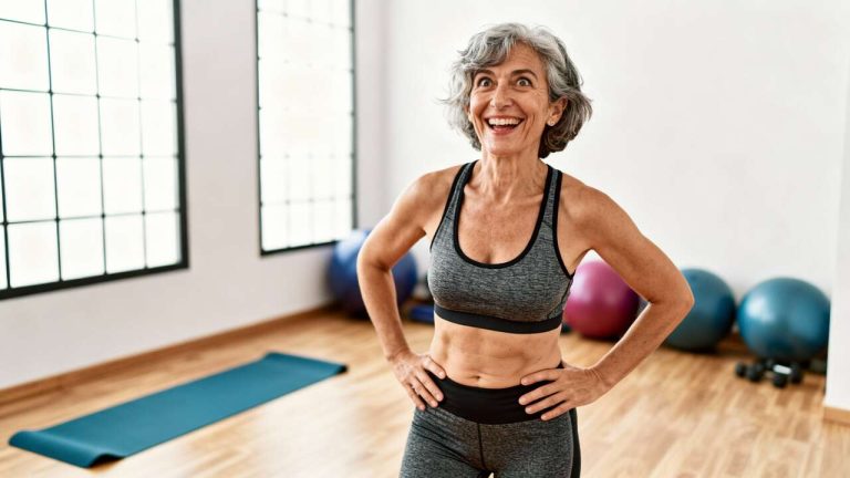Ventre plat après 55 ans : 5 exercices debout plus efficaces que les appareils pour gainer les abdos
