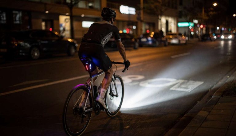 Jusqu&rsquo;à 200 m : ce radar-éclairage vélo est l&rsquo;un des plus performants au monde.