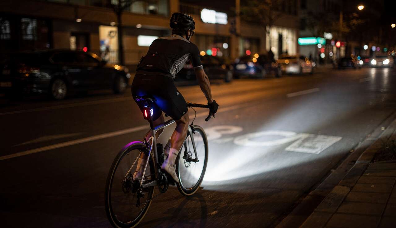 Jusqu&rsquo;à 200 m : ce radar-éclairage vélo est l&rsquo;un des plus performants au monde.